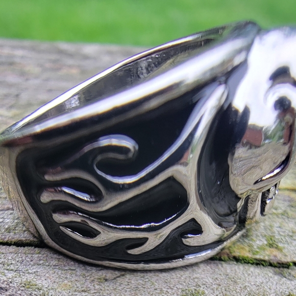 Fear Nothing  Skeleton Ring.  Size 8 - Picture 2 of 5